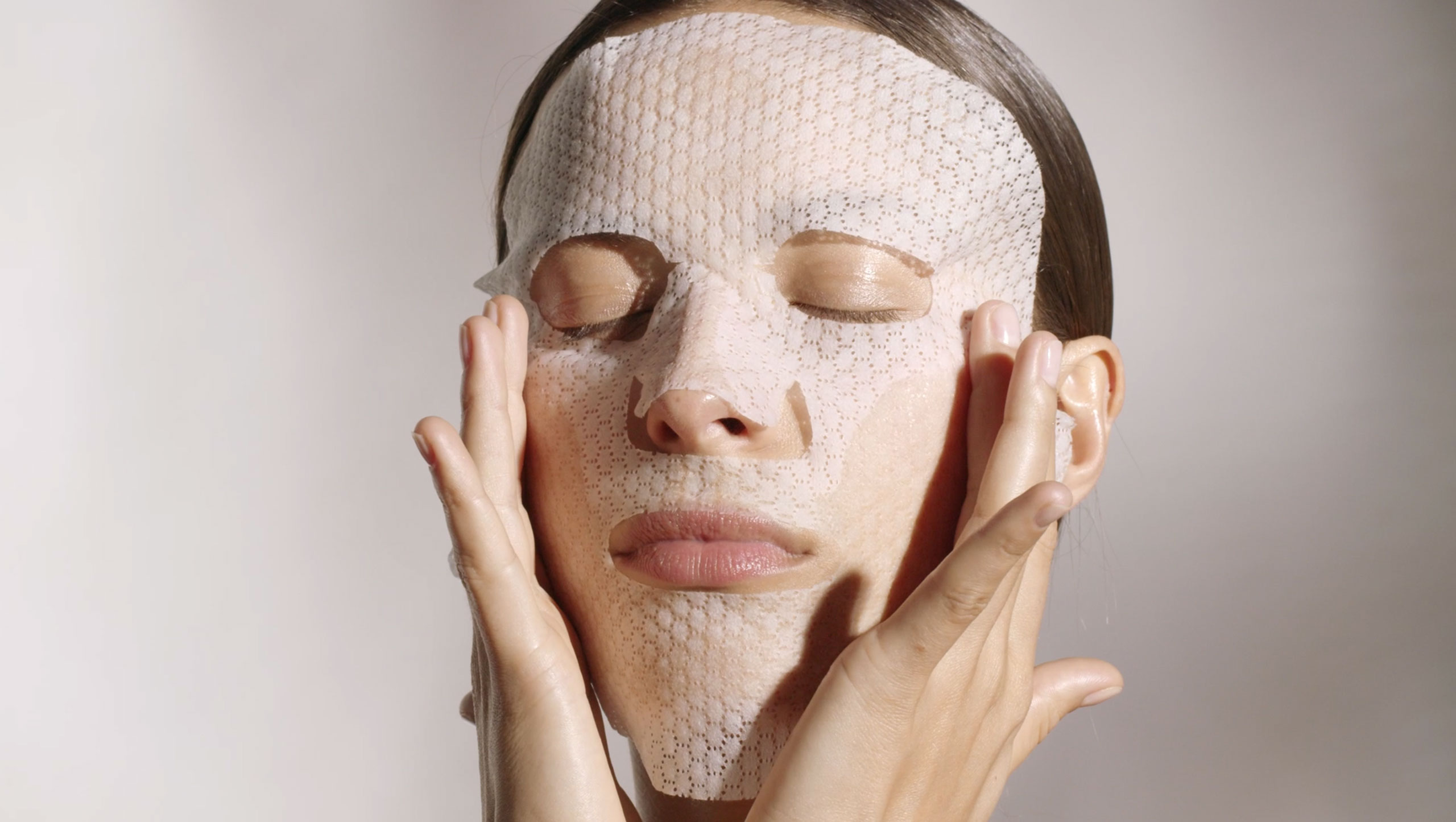 //cemoy.com/uploads/2024/01/products/multi-moisturising-revitalising-mask/block-img-4.jpg
